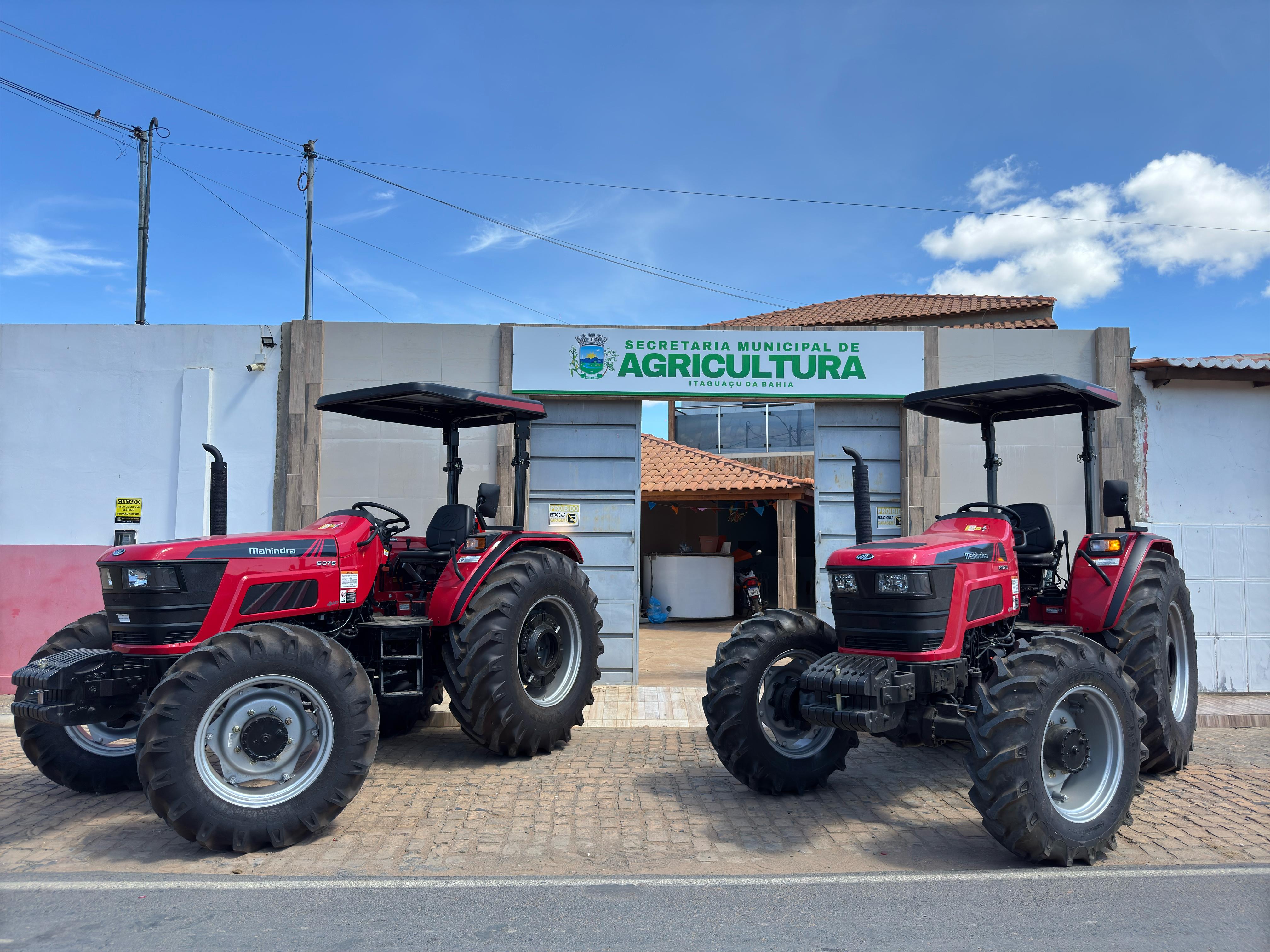 Itaguaçu da Bahia recebe novos tratores para reforçar a agricultura local!
