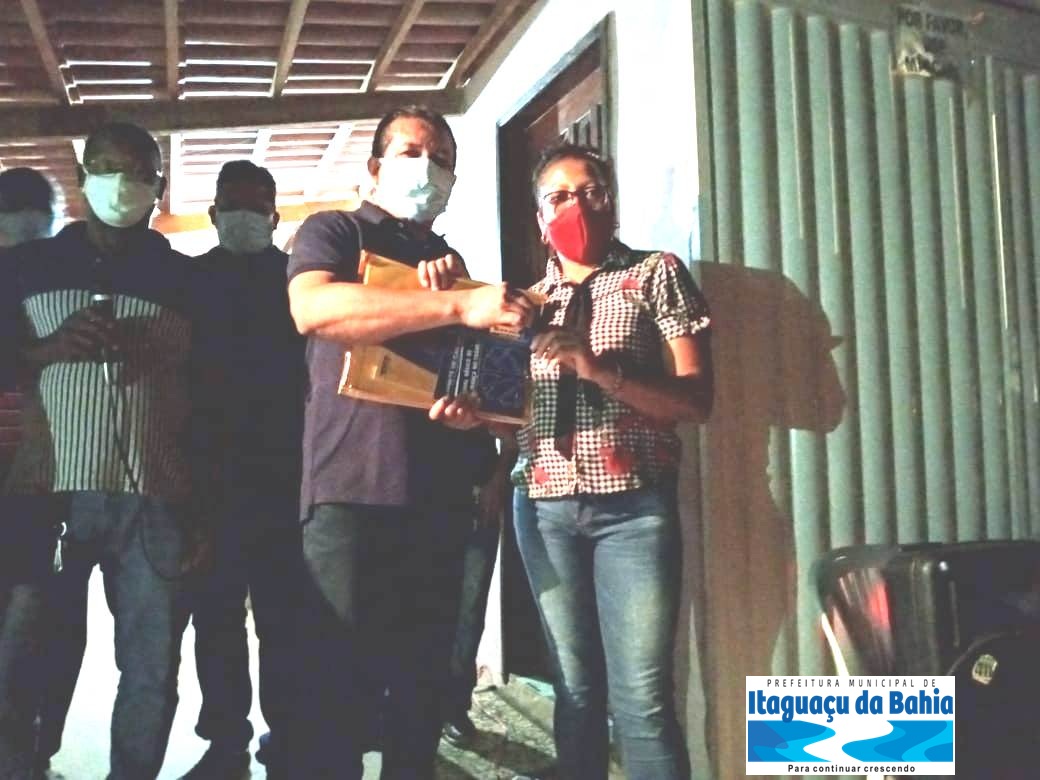 PREFEITO REALIZA A ENTREGA DE UM TRATOR