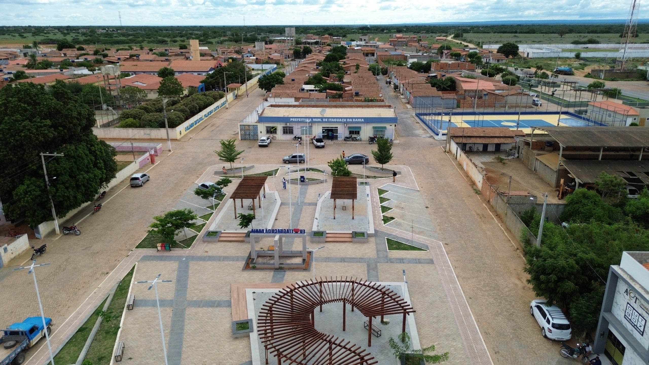 Itaguaçu da Bahia ao fundo